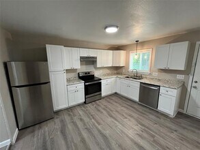 706 NE 17th St in Grand Prairie, TX - Building Photo - Building Photo