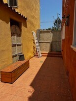 2046 N Highland Ave in Los Angeles, CA - Building Photo