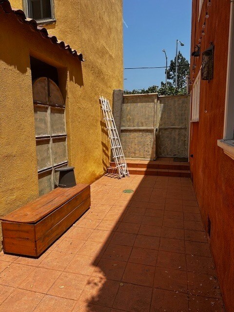 2046 N Highland Ave in Los Angeles, CA - Building Photo