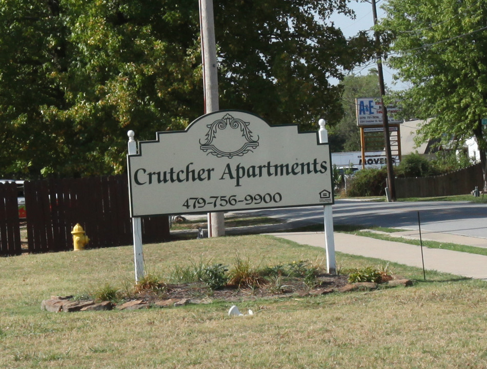 Crutcher Apartments in Springdale, AR - Foto de edificio