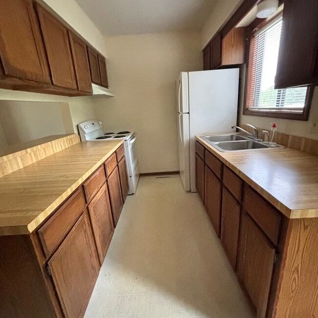 827 Fisher Dr in Lansing, MI - Foto de edificio - Building Photo