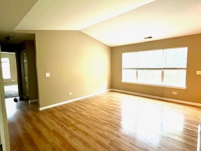 1303 N Red Oak Cir in Round Lake Beach, IL - Building Photo - Building Photo