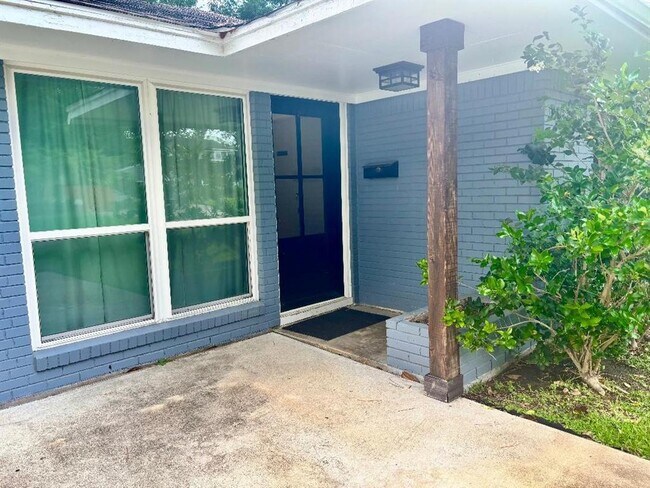 2306 Hialeah Dr in Houston, TX - Building Photo - Building Photo