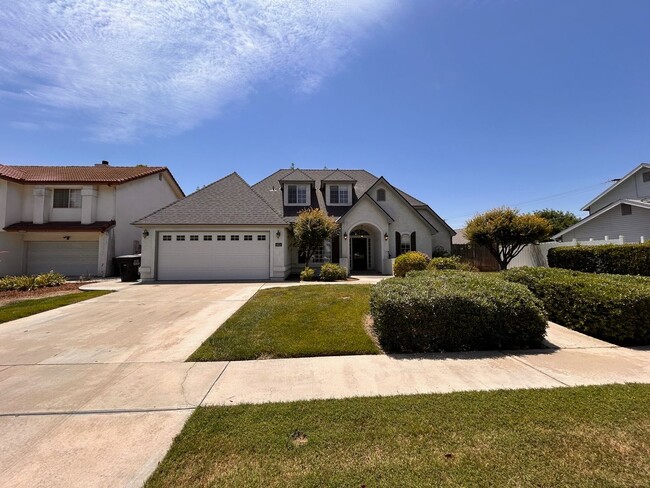 4033 W Douglas Ave in Visalia, CA - Building Photo - Building Photo