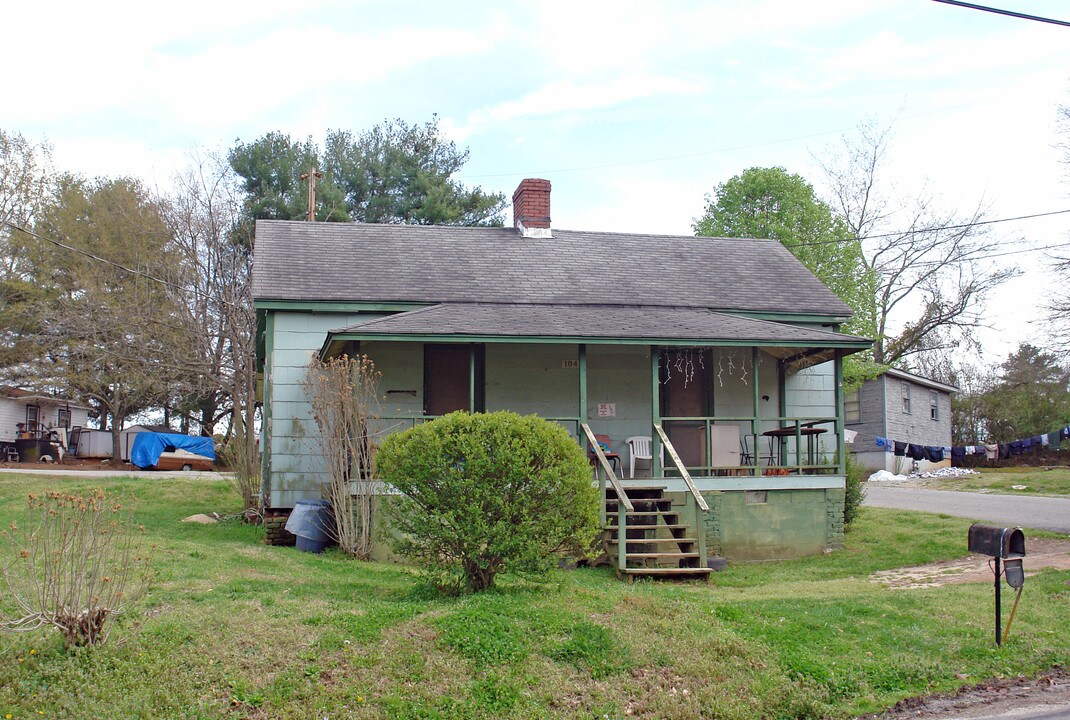 106 4th St in Easley, SC - Building Photo