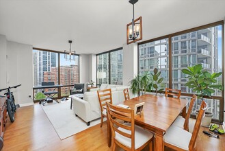 233 E 13th St in Chicago, IL - Building Photo - Building Photo