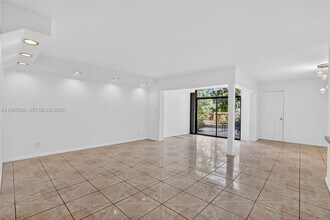 347 Ives Dairy Rd in Miami, FL - Building Photo - Building Photo