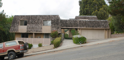 2038 Ascot Dr in Moraga, CA - Foto de edificio - Building Photo