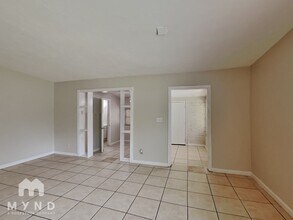 7045 Rollo Rd in Jacksonville, FL - Building Photo - Building Photo