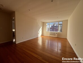 42 Vernon St, Unit 203 in Brookline, MA - Building Photo - Building Photo