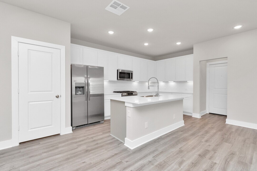 21003 Bay Vlg Dr in Cypress, TX - Building Photo