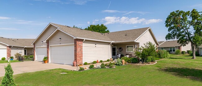 Gardens of DeCordova in Granbury, TX - Foto de edificio - Building Photo