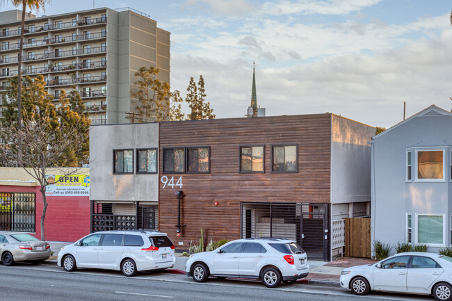 944 Pacific Ave in Long Beach, CA - Foto de edificio - Building Photo