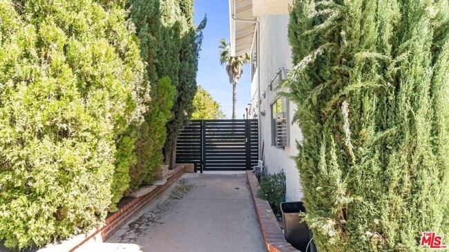 21727 Planewood Dr in Woodland Hills, CA - Building Photo - Building Photo