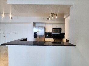 1625 Kennedy Cswy in North Bay Village, FL - Building Photo - Building Photo