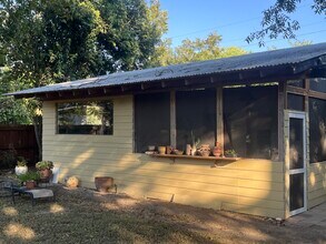 968 Cheatham St in San Marcos, TX - Building Photo - Building Photo