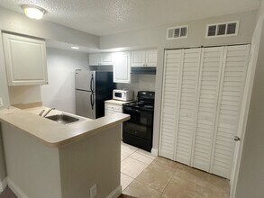5773 Gatlin Ave-Unit -615 in Orlando, FL - Foto de edificio - Building Photo