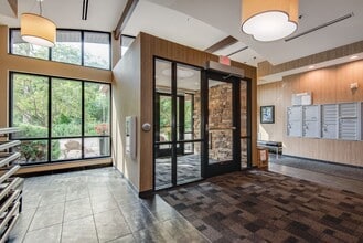 Oaks Glen Lake Apartments in Minnetonka, MN - Foto de edificio - Building Photo