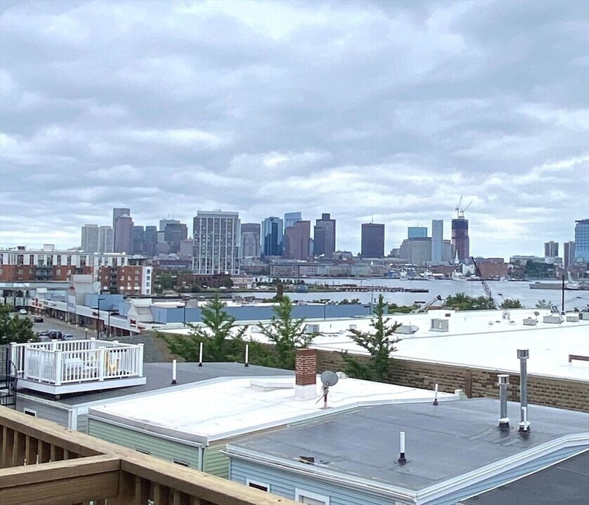 300 Meridian St in Boston, MA - Building Photo