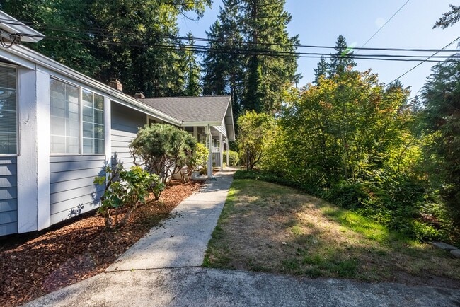 12525 Nyanza Rd SW in Lakewood, WA - Building Photo - Building Photo