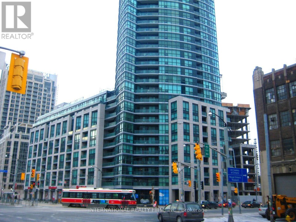 600-2600 Fleet St in Toronto, ON - Building Photo