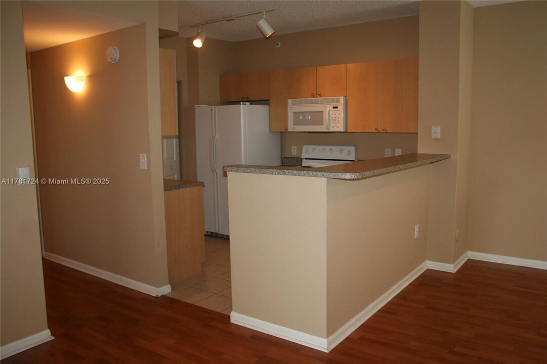 7930 N Nob Hill Rd in Tamarac, FL - Building Photo