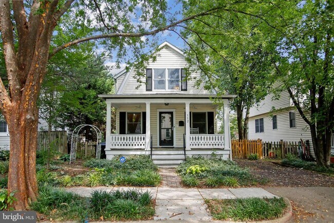 property at 112 E Walnut St