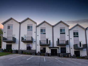 bos Apartments in Omaha, NE - Foto de edificio - Building Photo