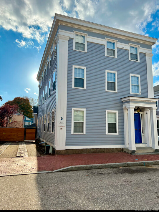 16 Starr St in New London, CT - Building Photo