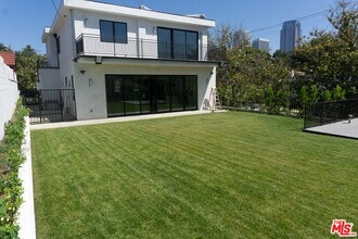 10360 Ilona Ave in Los Angeles, CA - Foto de edificio - Building Photo