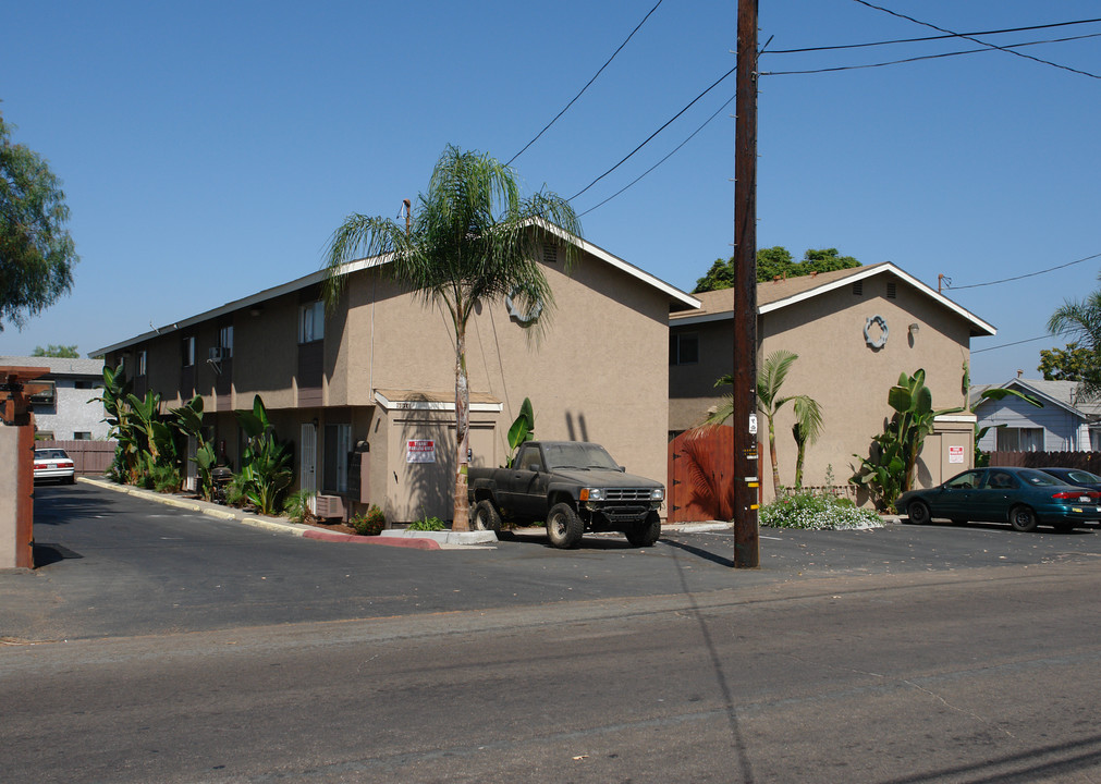 Lakeside Townhomes in Lakeside, CA - Foto de edificio