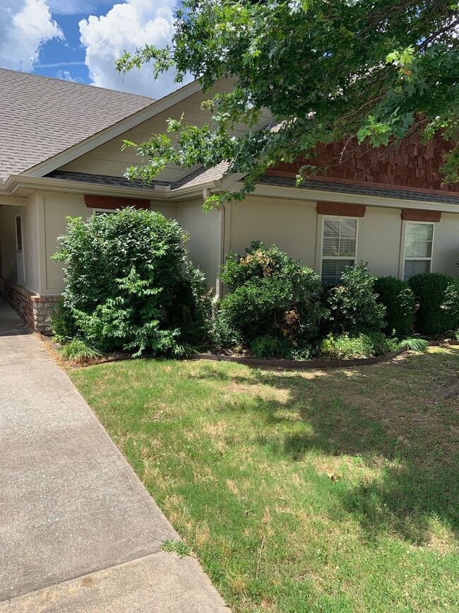 4079 N Rolling Meadows Dr in Fayetteville, AR - Building Photo - Building Photo