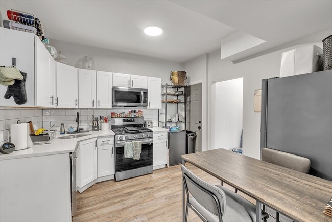 195 N St, Unit 2 in Boston, MA - Foto de edificio - Building Photo