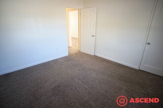 1604 Hurrle Ave in Bakersfield, CA - Foto de edificio - Building Photo