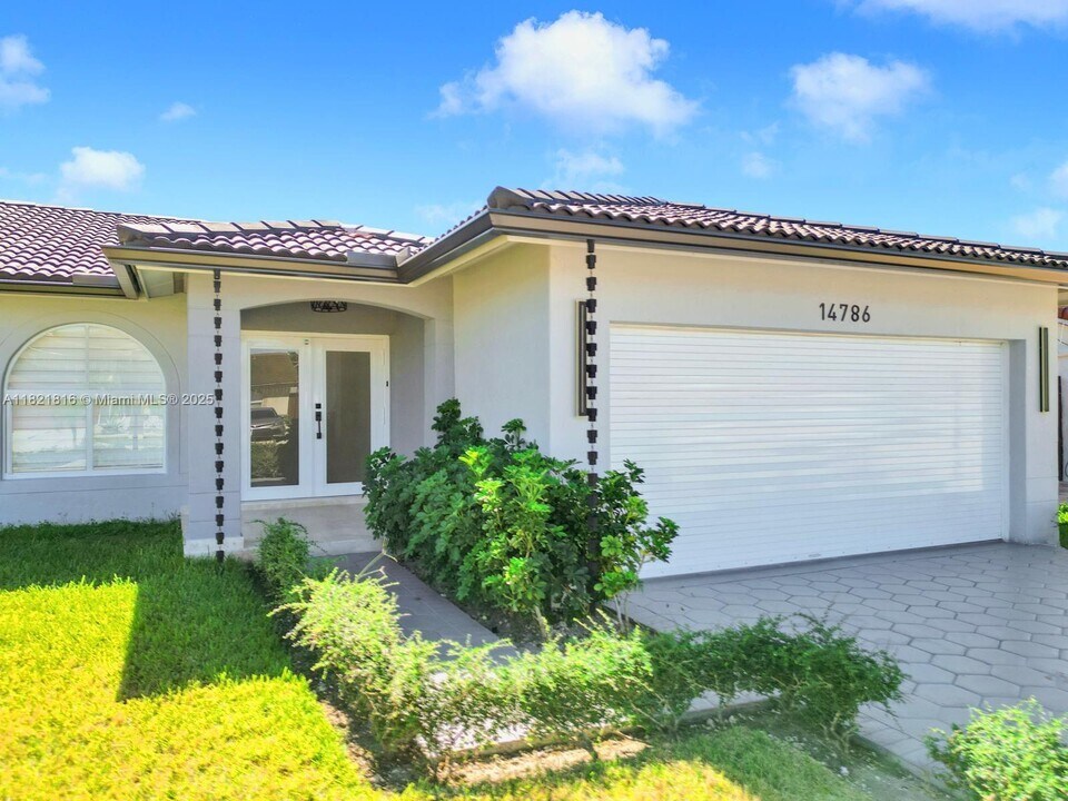 14786 SW 174th St in Miami, FL - Building Photo