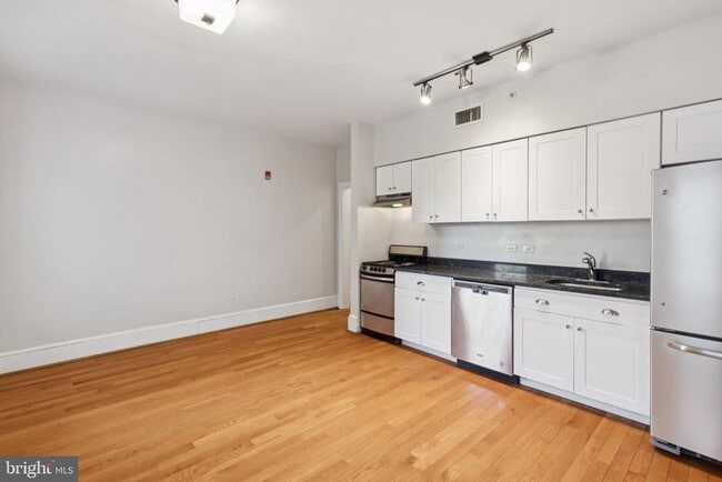 1955 Locust St in Philadelphia, PA - Building Photo - Building Photo