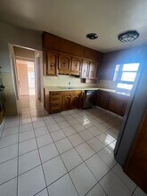 881 Bishop Rd, Unit A in Sunnyside, WA - Building Photo - Building Photo