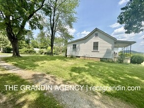 7649 Keaton Dr in Hollins, VA - Building Photo - Building Photo