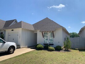 Fox Run Village in Opelika, AL - Building Photo