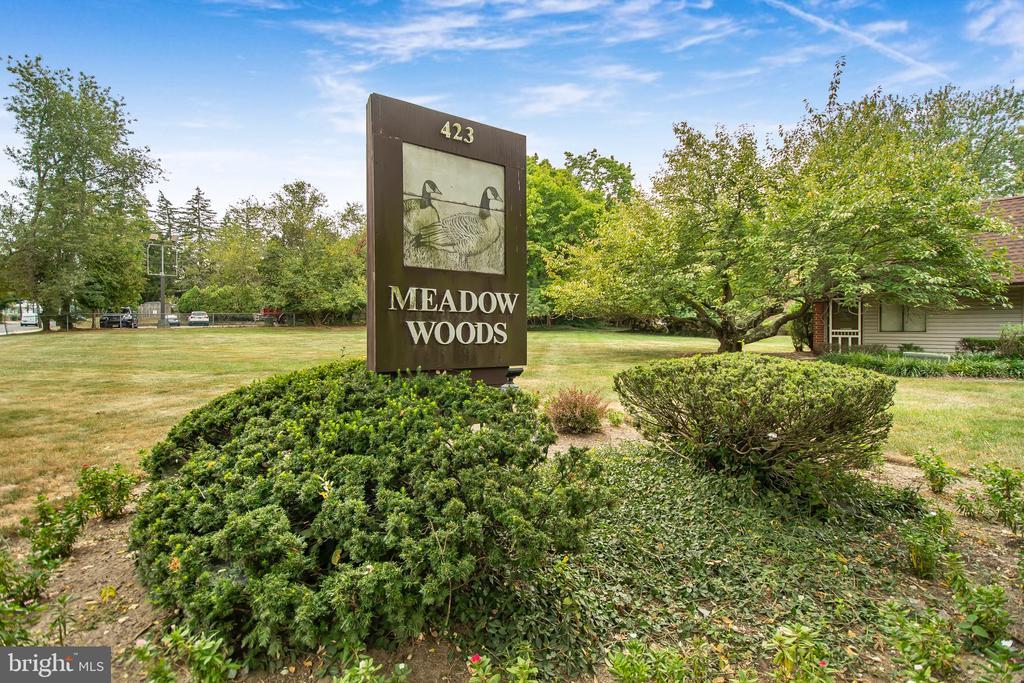 606 Meadow Woods Ln in Lawrence Township, NJ - Building Photo