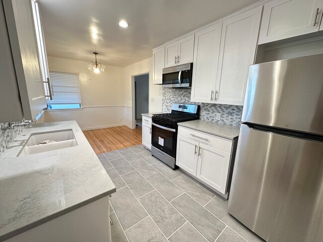 306 N Screenland Dr, Unit 306 1 half