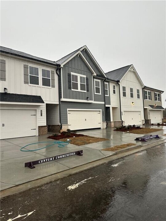 1151 Pt Pl Dr in Loganville, GA - Building Photo