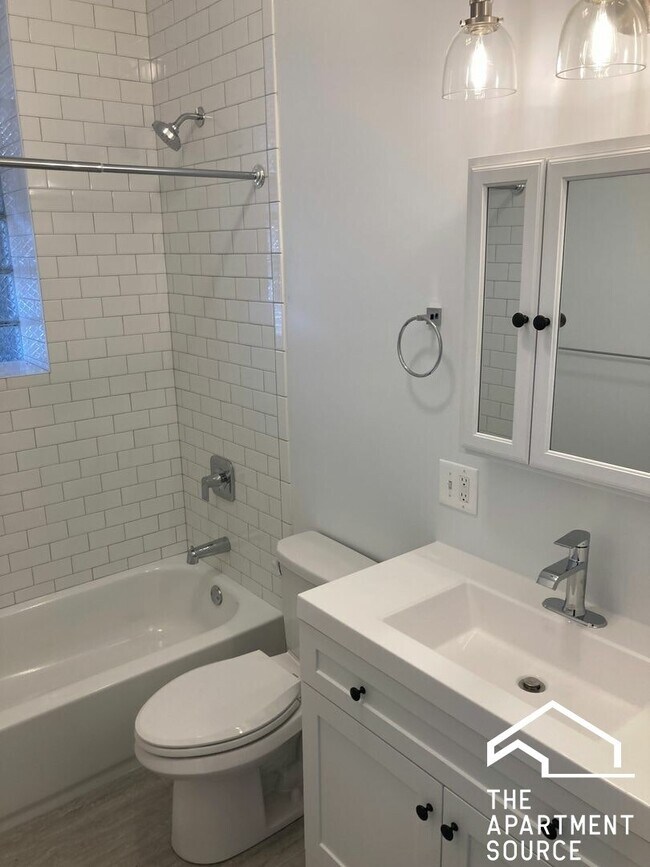 2351 N Kimball Ave-Unit -2 in Chicago, IL - Building Photo - Building Photo
