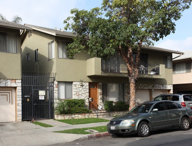 2327 Cedar Ave in Long Beach, CA - Building Photo - Building Photo