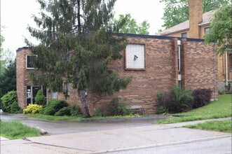 2443 Ferguson Road in Cincinnati, OH - Foto de edificio - Building Photo