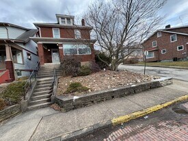 1415 Freemont St in McKeesport, PA - Building Photo