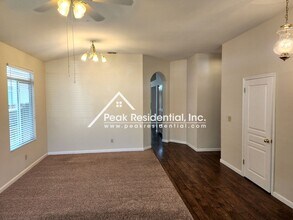 8822 Mesa Brook Way in Elk Grove, CA - Foto de edificio - Building Photo