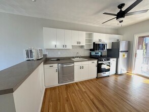 345 Border St, Unit #2 in Boston, MA - Foto de edificio - Building Photo