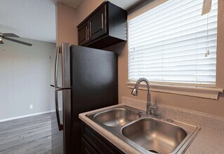 531 Bedford Rd, Unit 221 in Bedford, TX - Foto de edificio - Building Photo