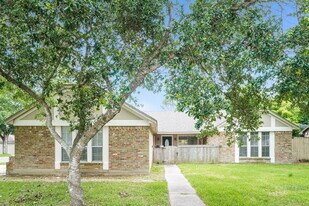 332 Coventry Ln in Alvin, TX - Building Photo